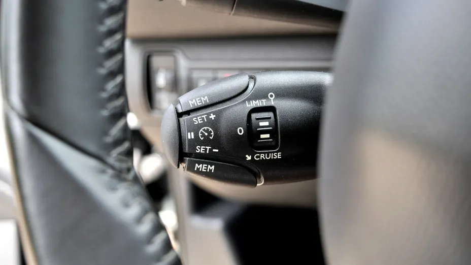 PEUGEOT 308 -