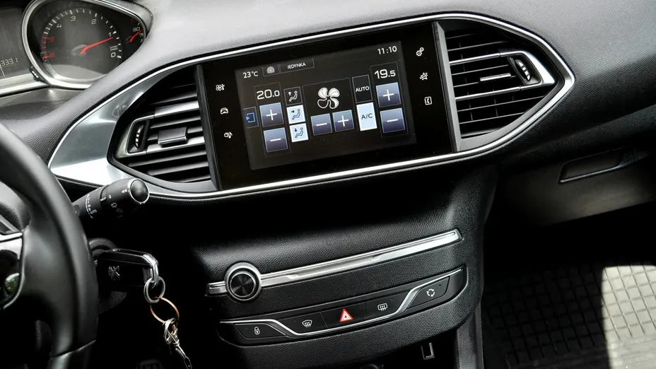 PEUGEOT 308 -