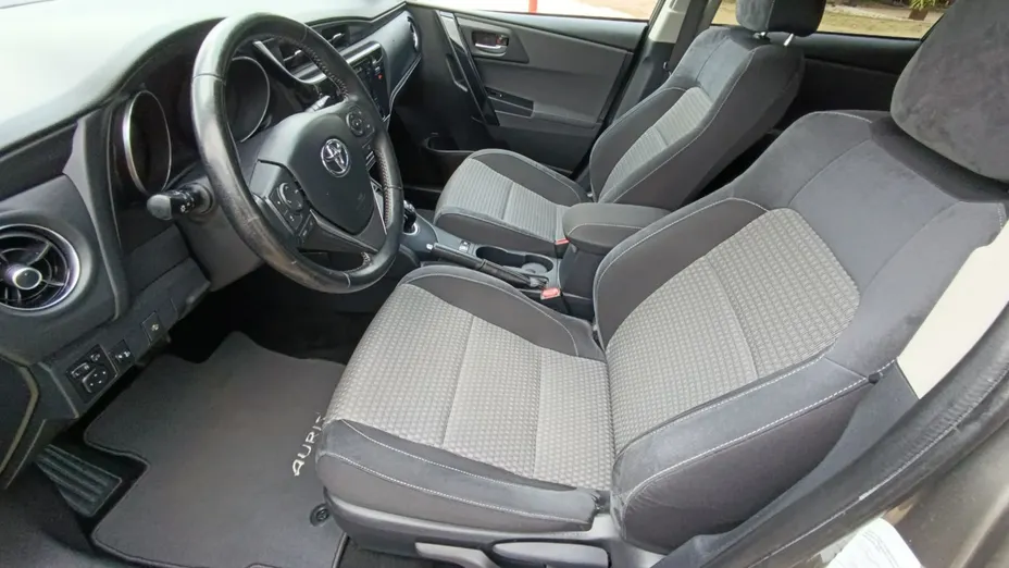 TOYOTA Auris -
