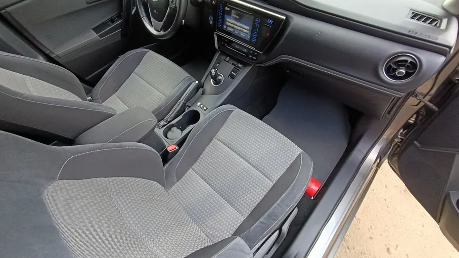 TOYOTA Auris -