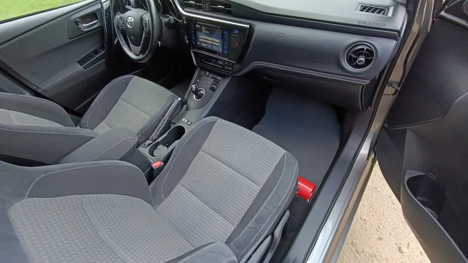 TOYOTA Auris -