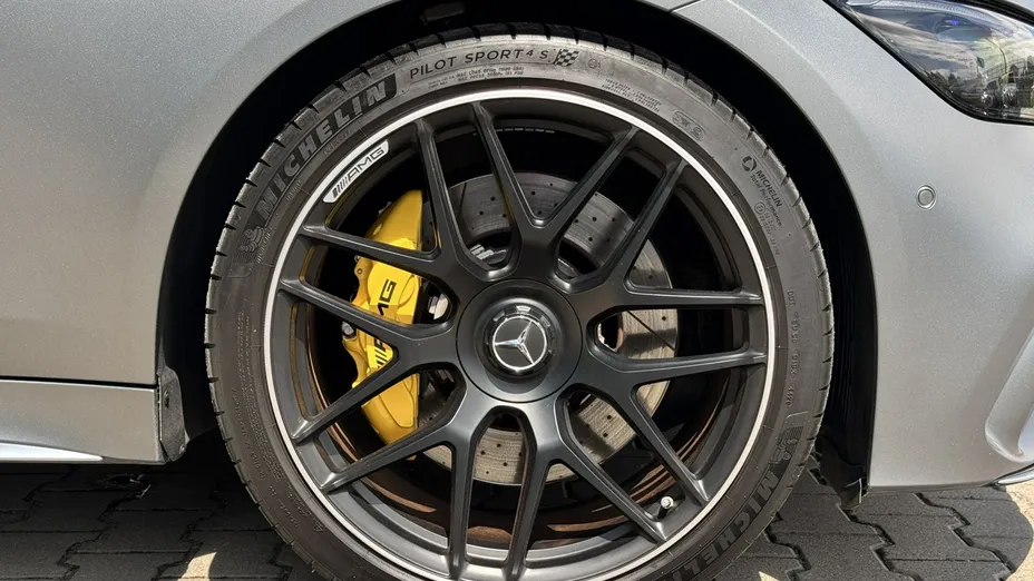 MERCEDES-BENZ AMG GT -