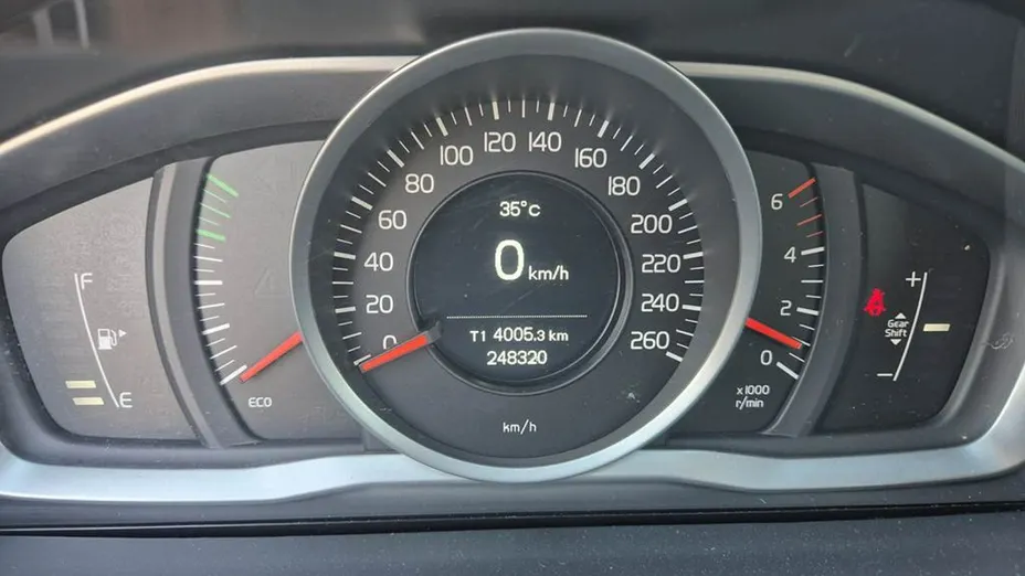 VOLVO V60 -