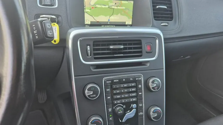 VOLVO V60 -