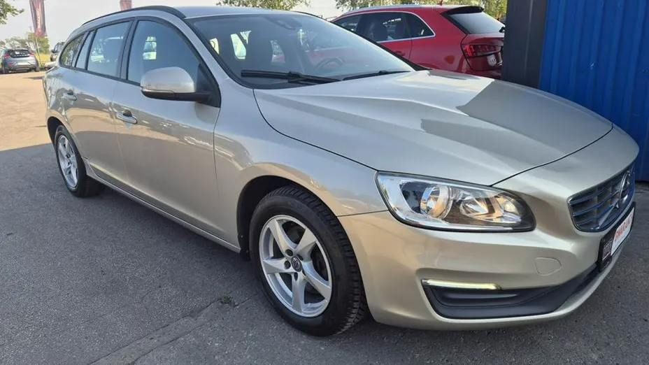 VOLVO V60 -