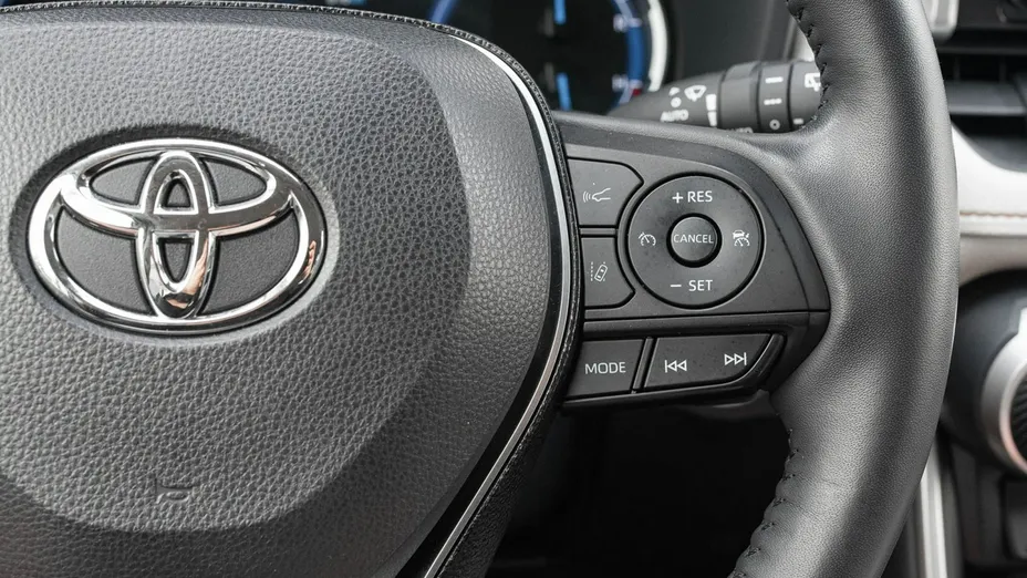 TOYOTA RAV4 -