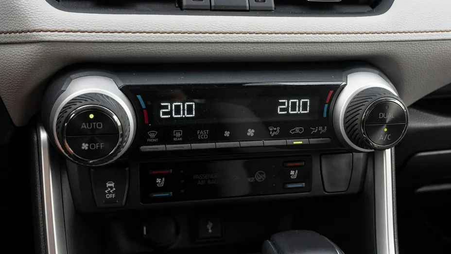 TOYOTA RAV4 -