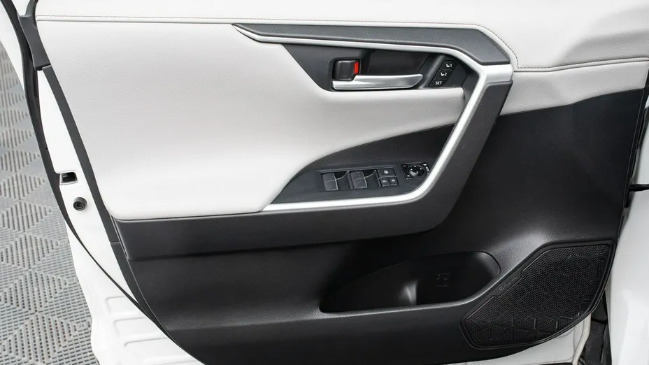 TOYOTA RAV4 -