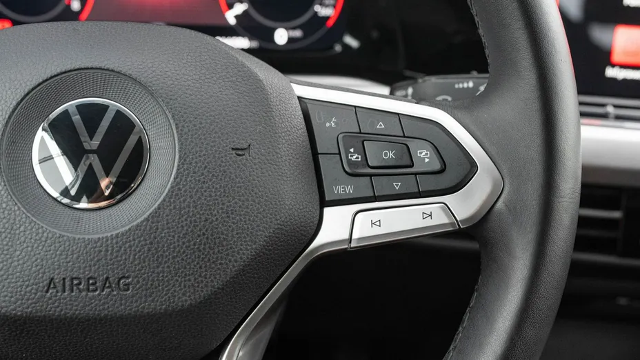 VOLKSWAGEN Golf -
