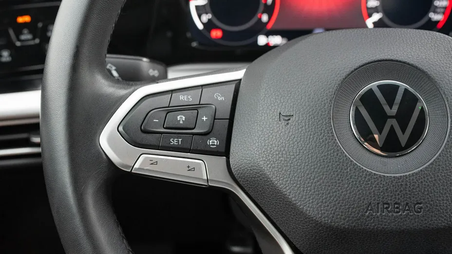 VOLKSWAGEN Golf -