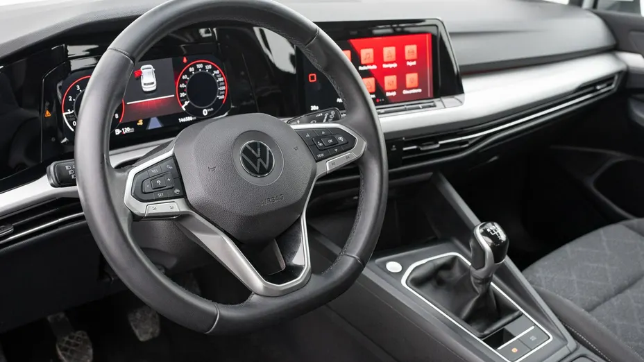VOLKSWAGEN Golf -