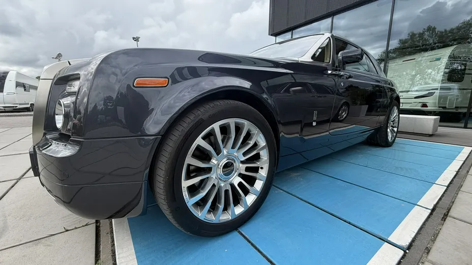 ROLLS-ROYCE Phantom -