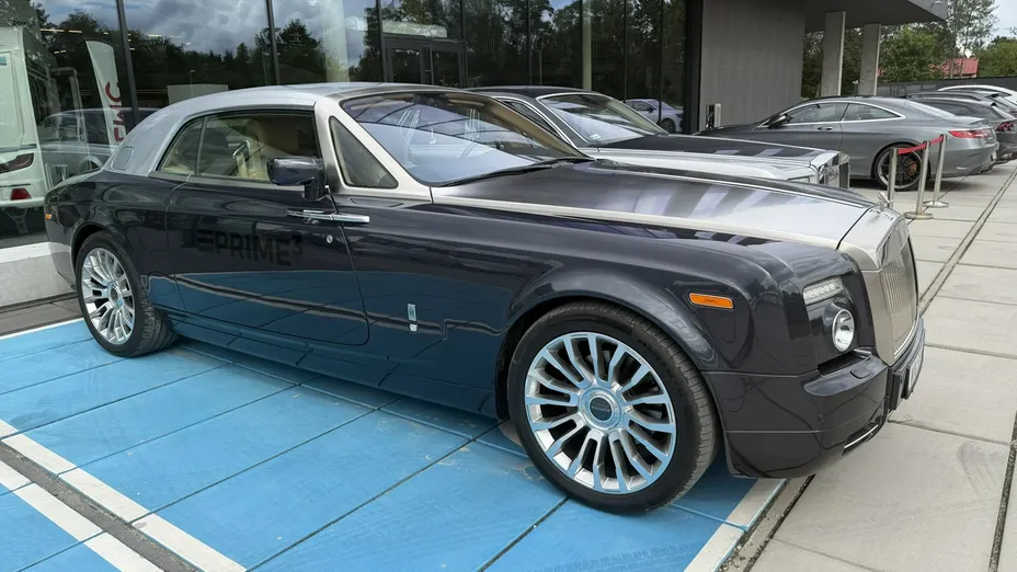 ROLLS-ROYCE Phantom -