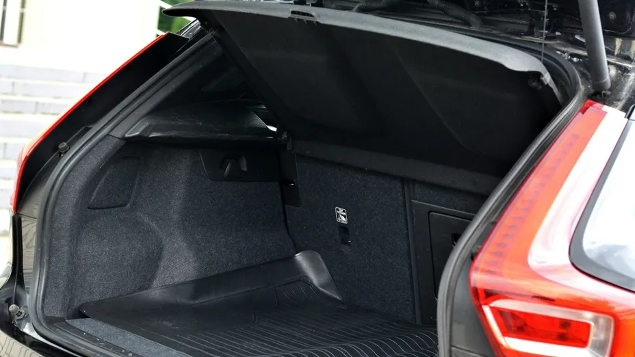 VOLVO XC40 -