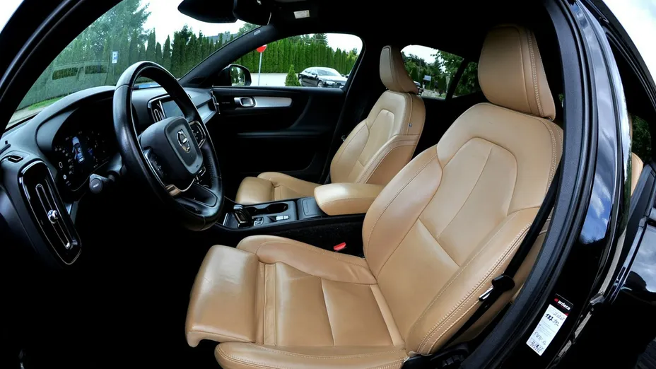VOLVO XC40 -
