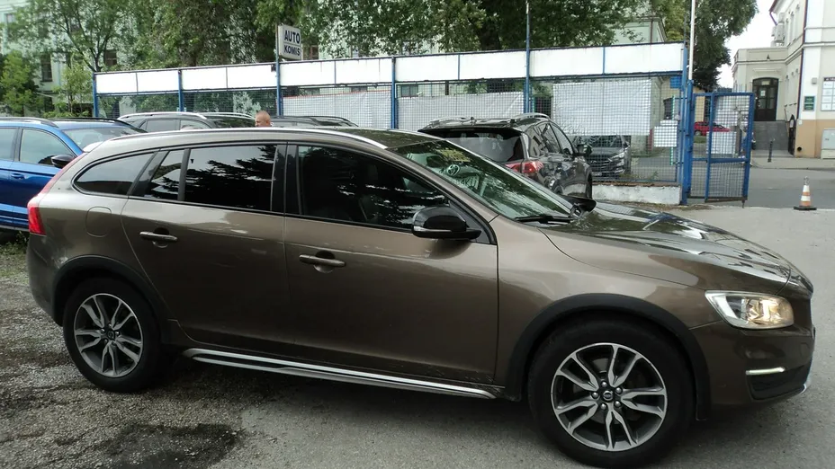 VOLVO V60 -