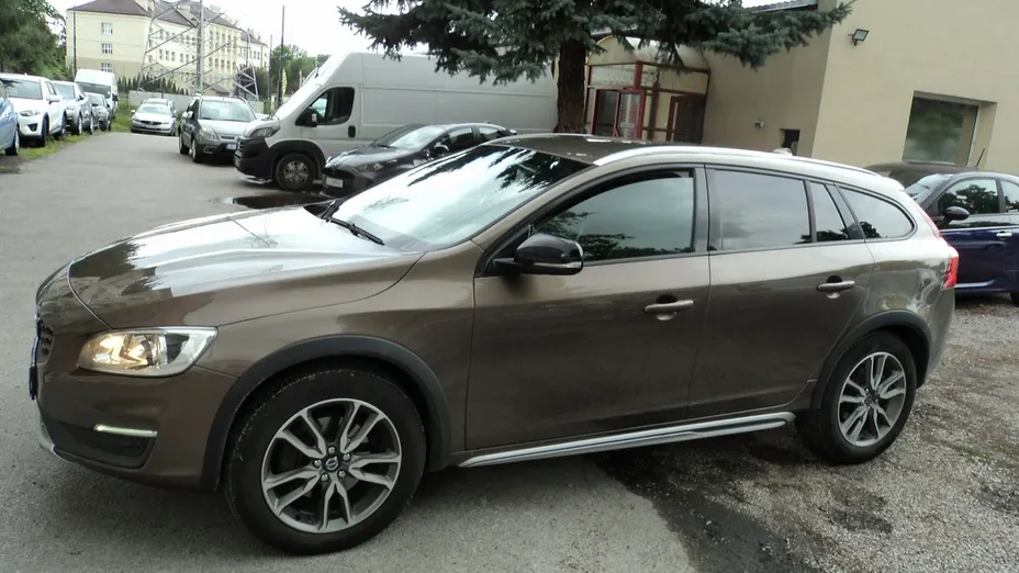 VOLVO V60 -