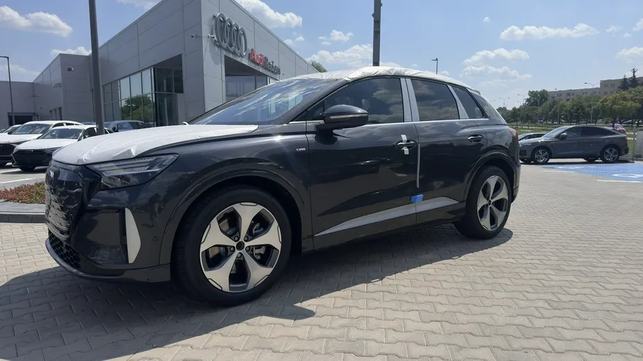 AUDI Q4 e-tron -