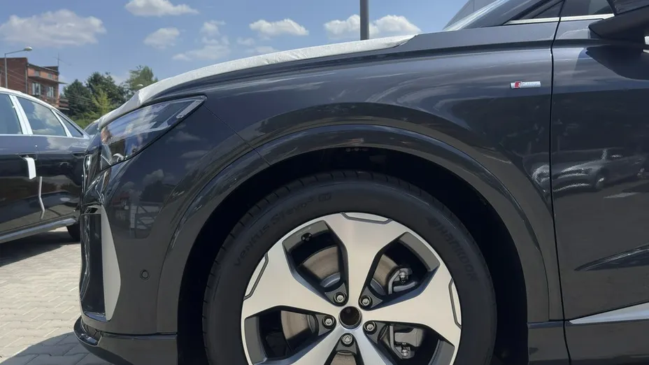AUDI Q4 e-tron -