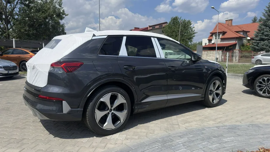 AUDI Q4 e-tron -