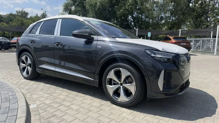 AUDI Q4 e-tron -