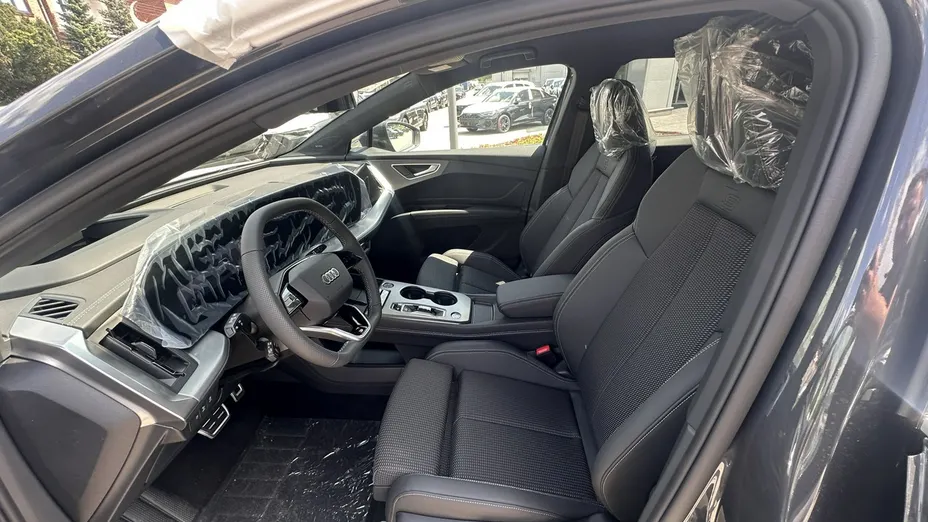 AUDI Q4 e-tron -