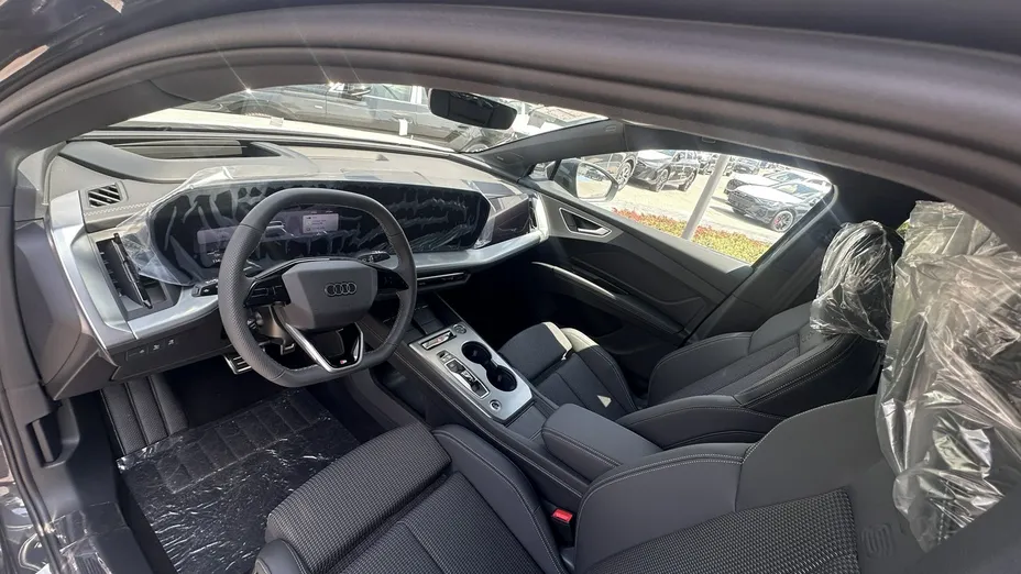 AUDI Q4 e-tron -