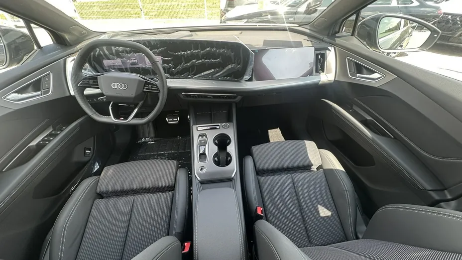 AUDI Q4 e-tron -