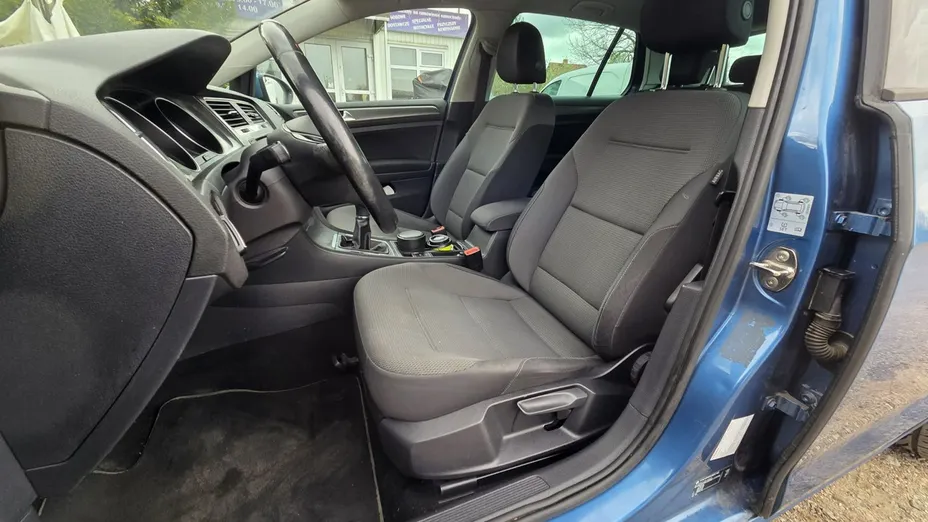 VOLKSWAGEN Golf -