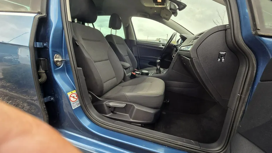 VOLKSWAGEN Golf -