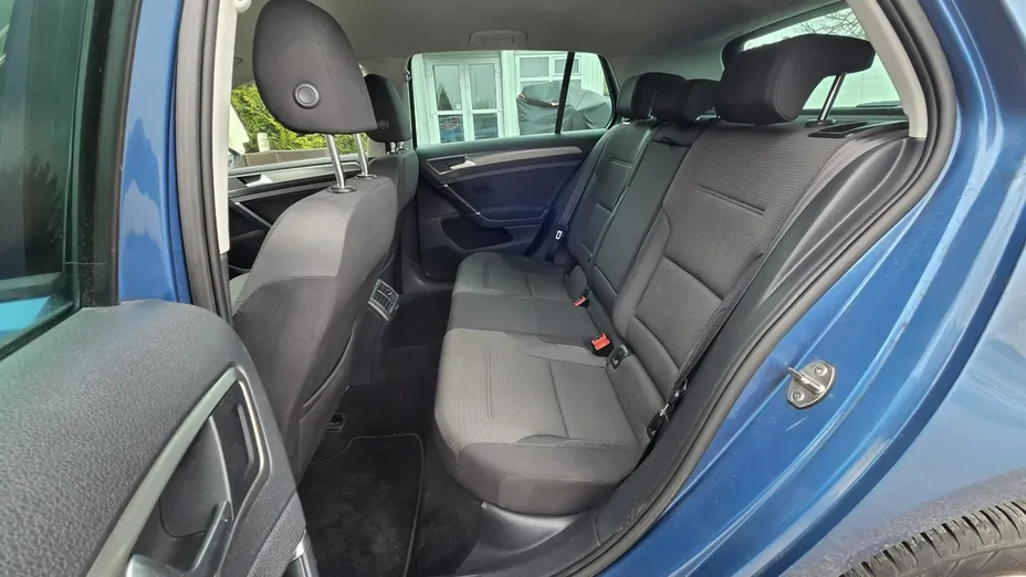 VOLKSWAGEN Golf -