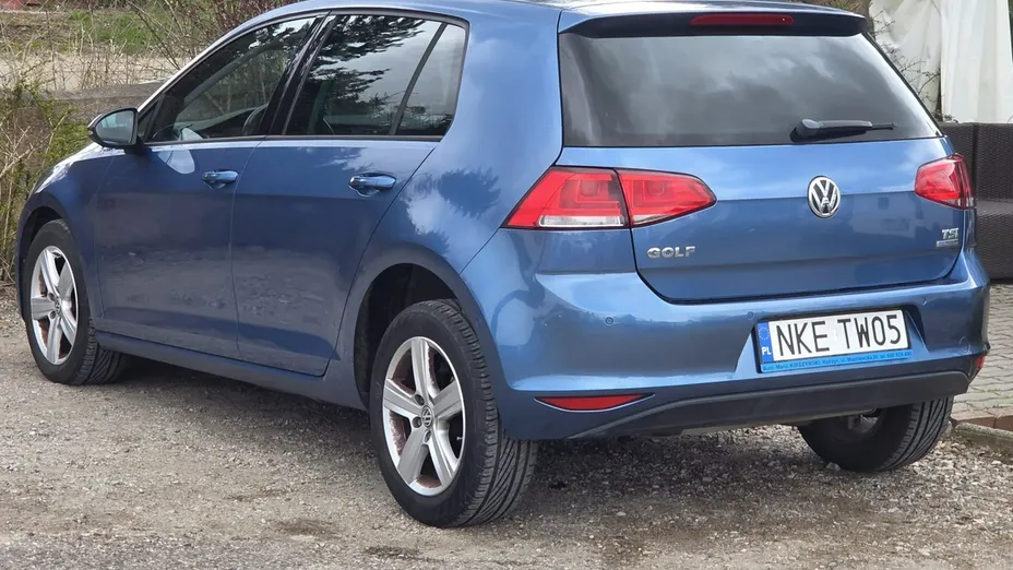 VOLKSWAGEN Golf -