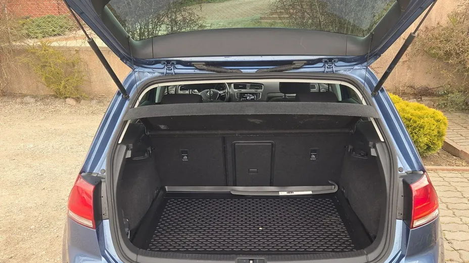 VOLKSWAGEN Golf -