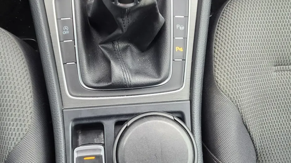 VOLKSWAGEN Golf -