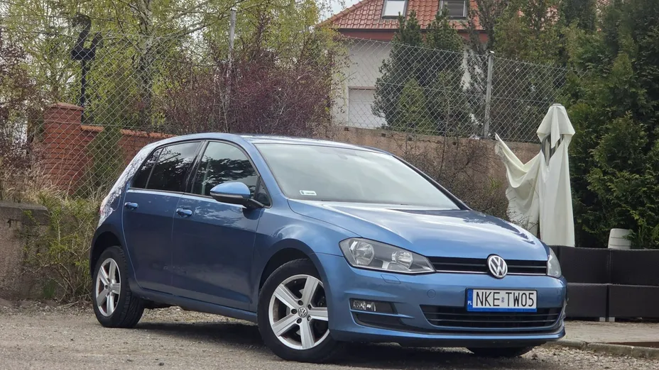 VOLKSWAGEN Golf -