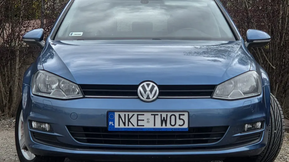 VOLKSWAGEN Golf -