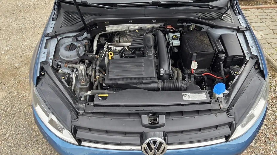 VOLKSWAGEN Golf -