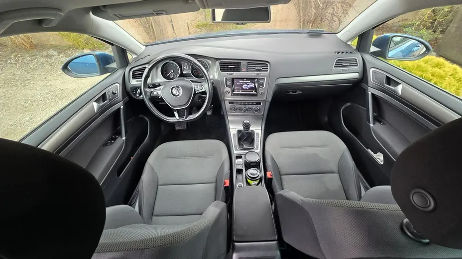 VOLKSWAGEN Golf -