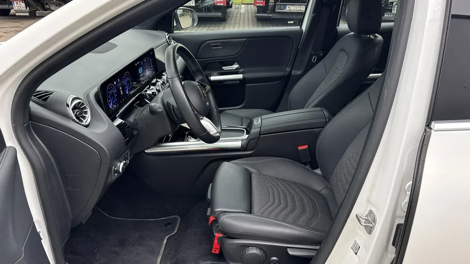 MERCEDES-BENZ EQA -
