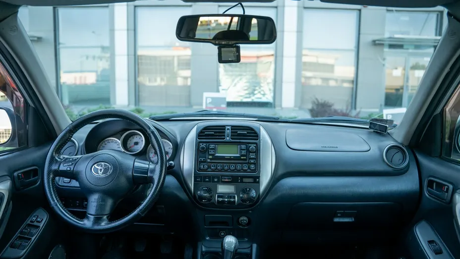 TOYOTA RAV4 -