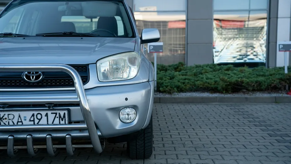 TOYOTA RAV4 -