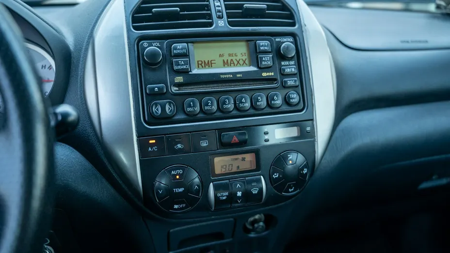 TOYOTA RAV4 -