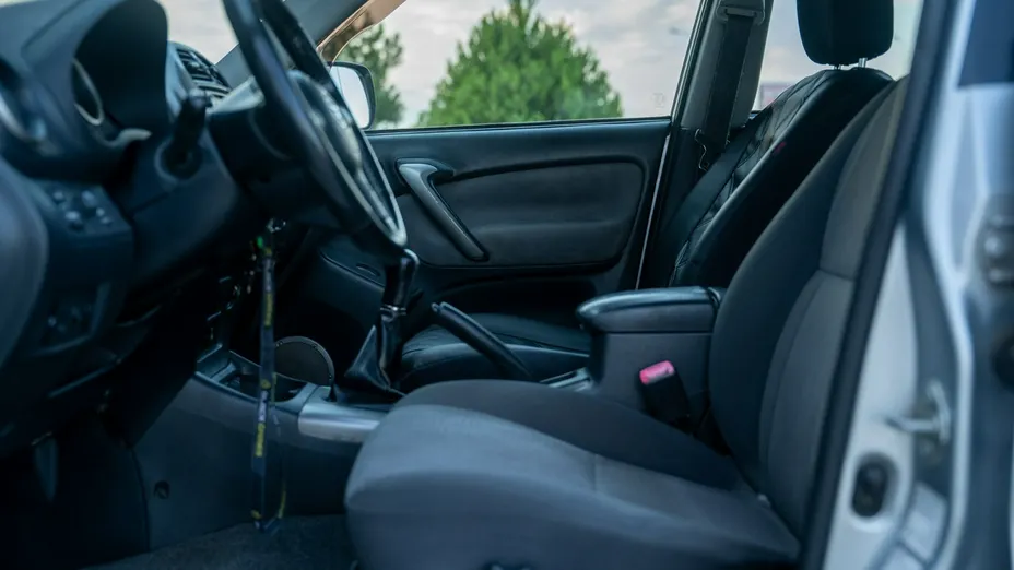 TOYOTA RAV4 -