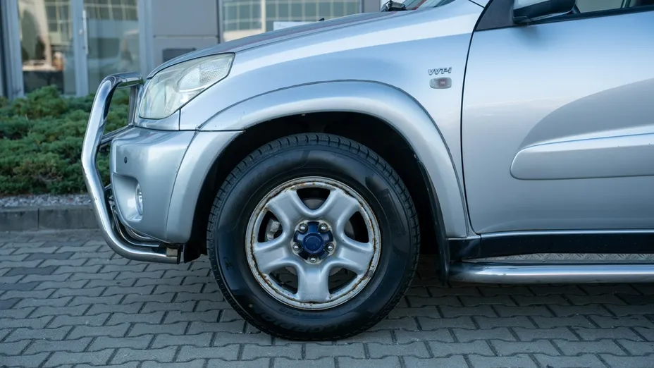 TOYOTA RAV4 -