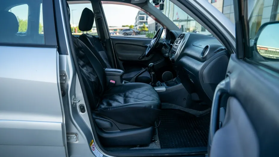 TOYOTA RAV4 -