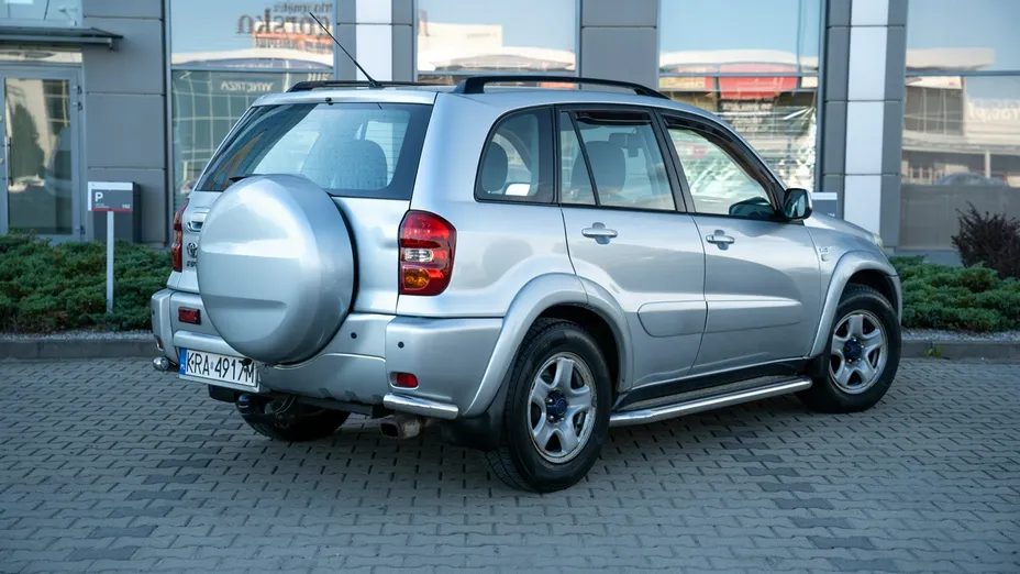 TOYOTA RAV4 -