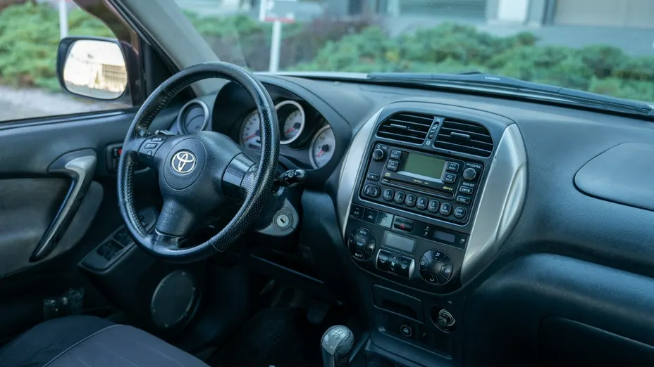 TOYOTA RAV4 -