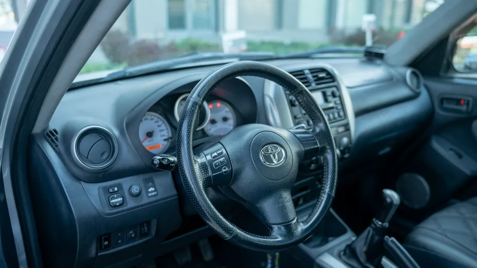 TOYOTA RAV4 -