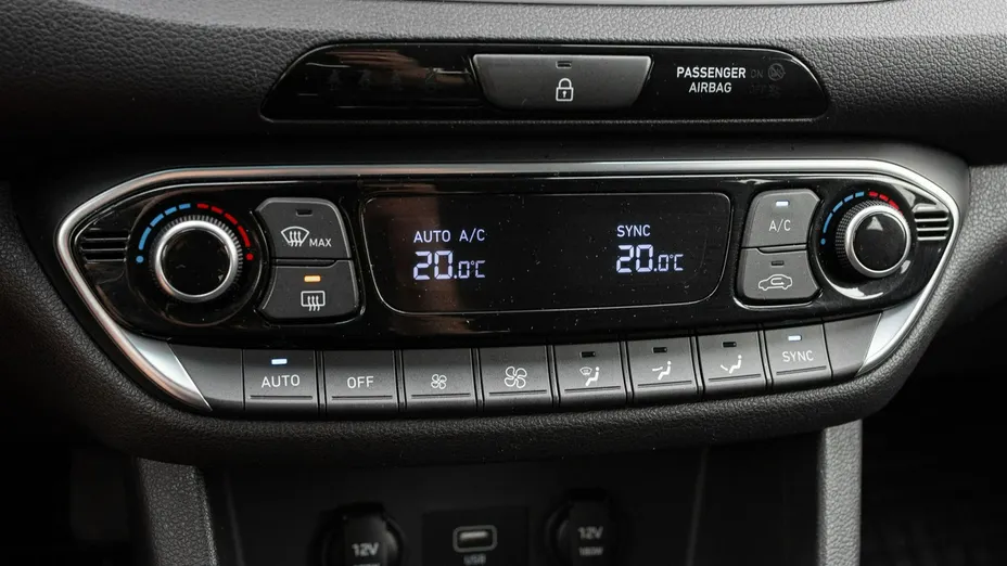 HYUNDAI i30 -