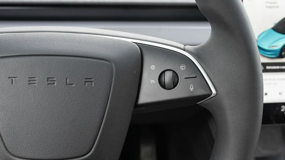 TESLA Model 3 -